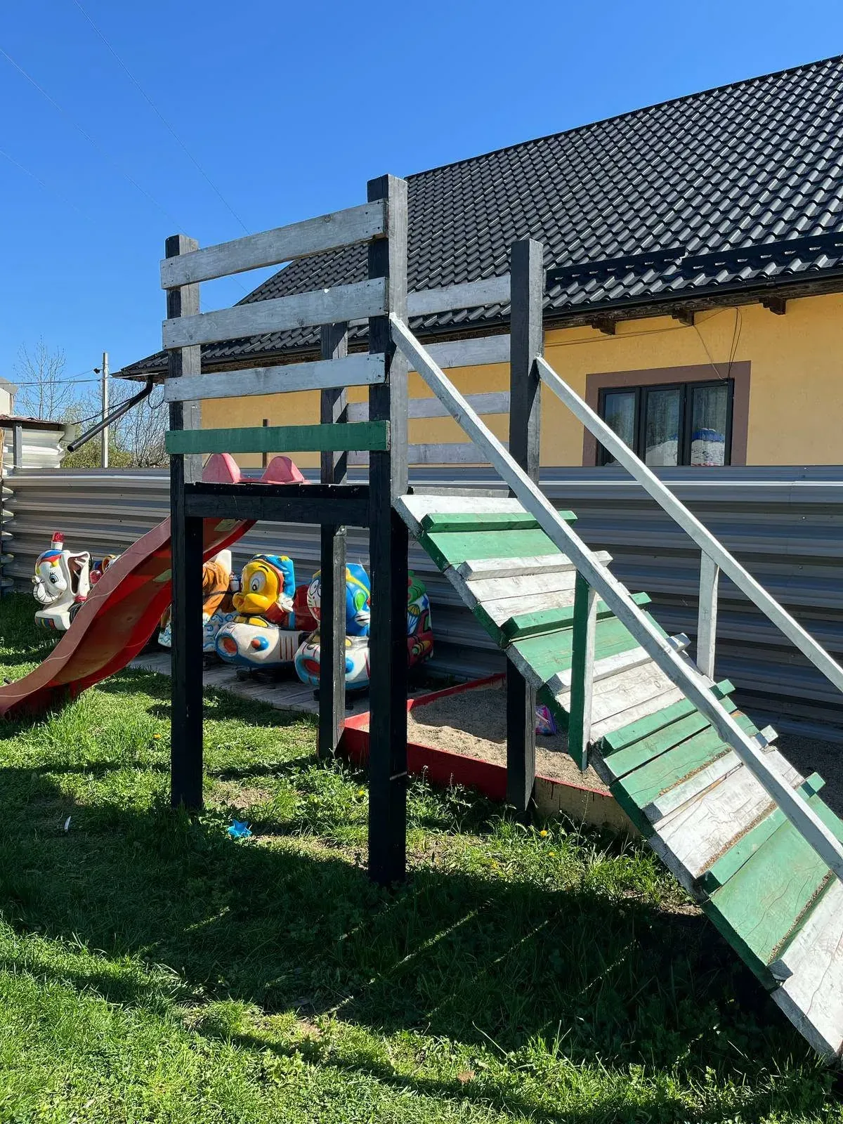 Loc de joacă cu tobogane și leagăne, copii jucându-se lângă câmpul de lavandă