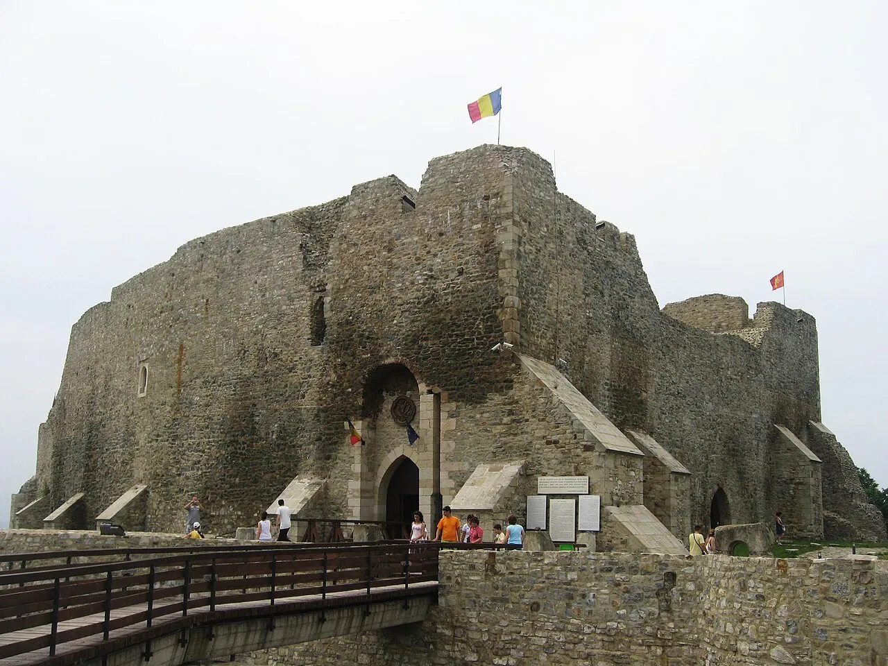 Cetatea Neamțului, cetate medievală din Târgu-Neamț, cu drapelul României pe zid