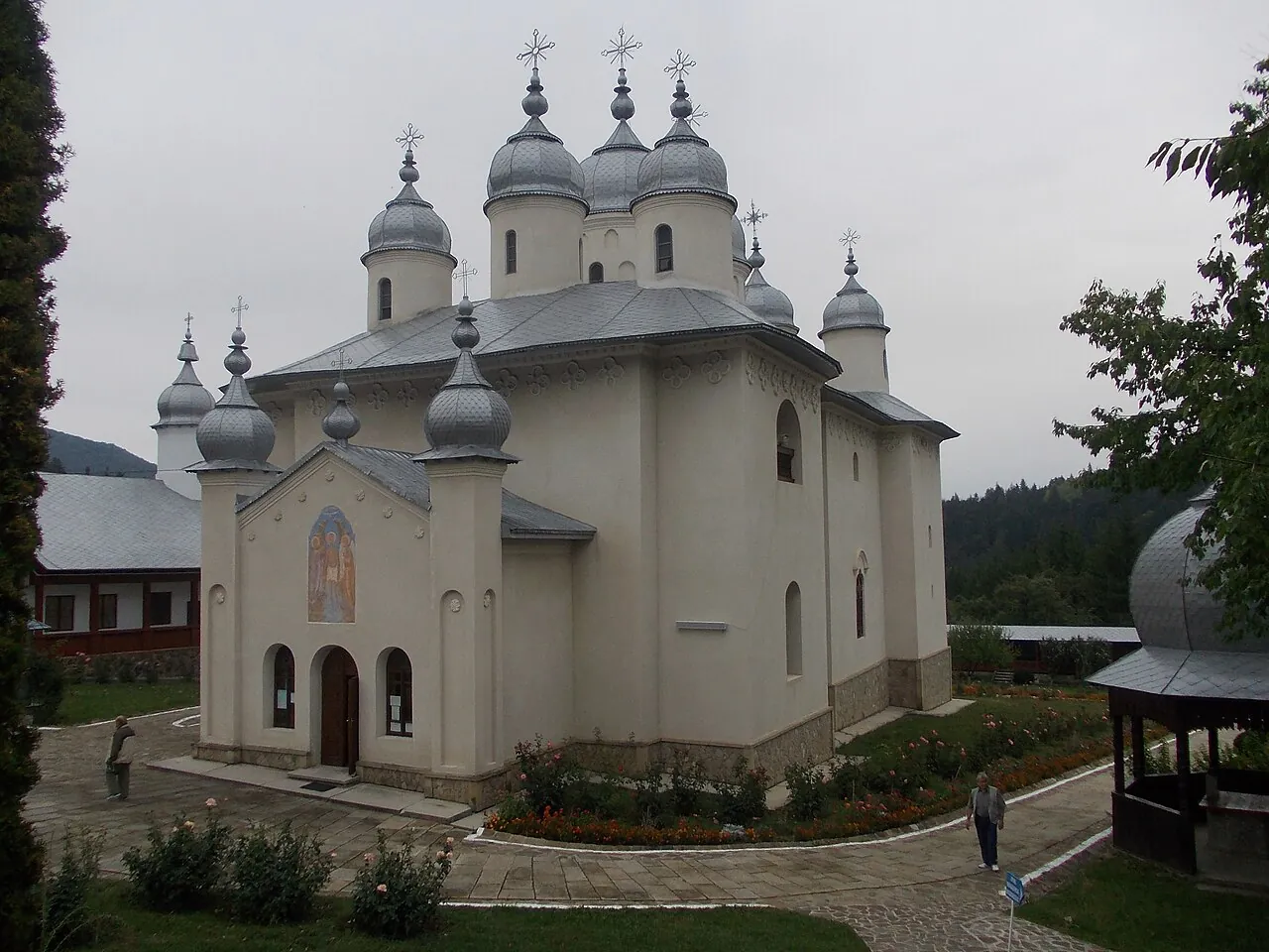 Mănăstirea Horaița, biserica cu turle argintii, la poalele muntelui Munticelu